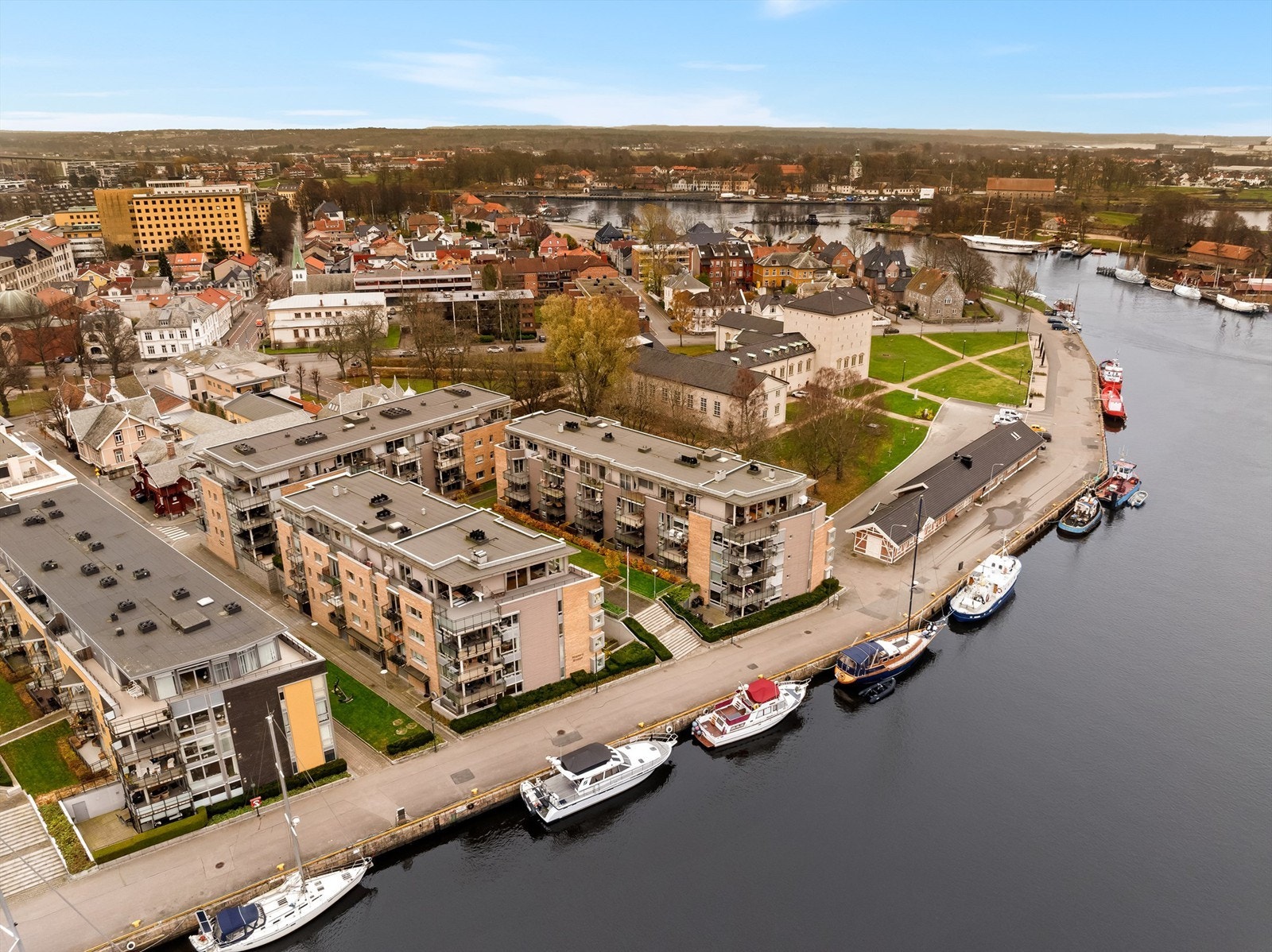 Store vakre parkmiljøer som inngår i nærmiljøet er ypperlige som del av hverdagslige gåturer. Glommastien starter like ovenfor. Galleribilde
