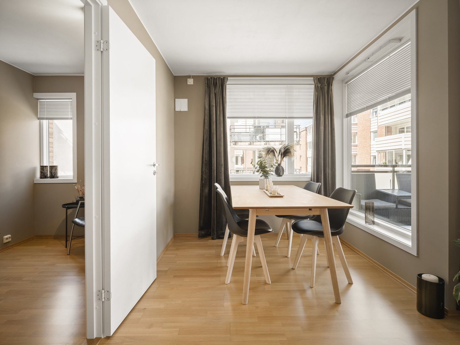 Det er god plass til spisebord i stuen. Galleribilde