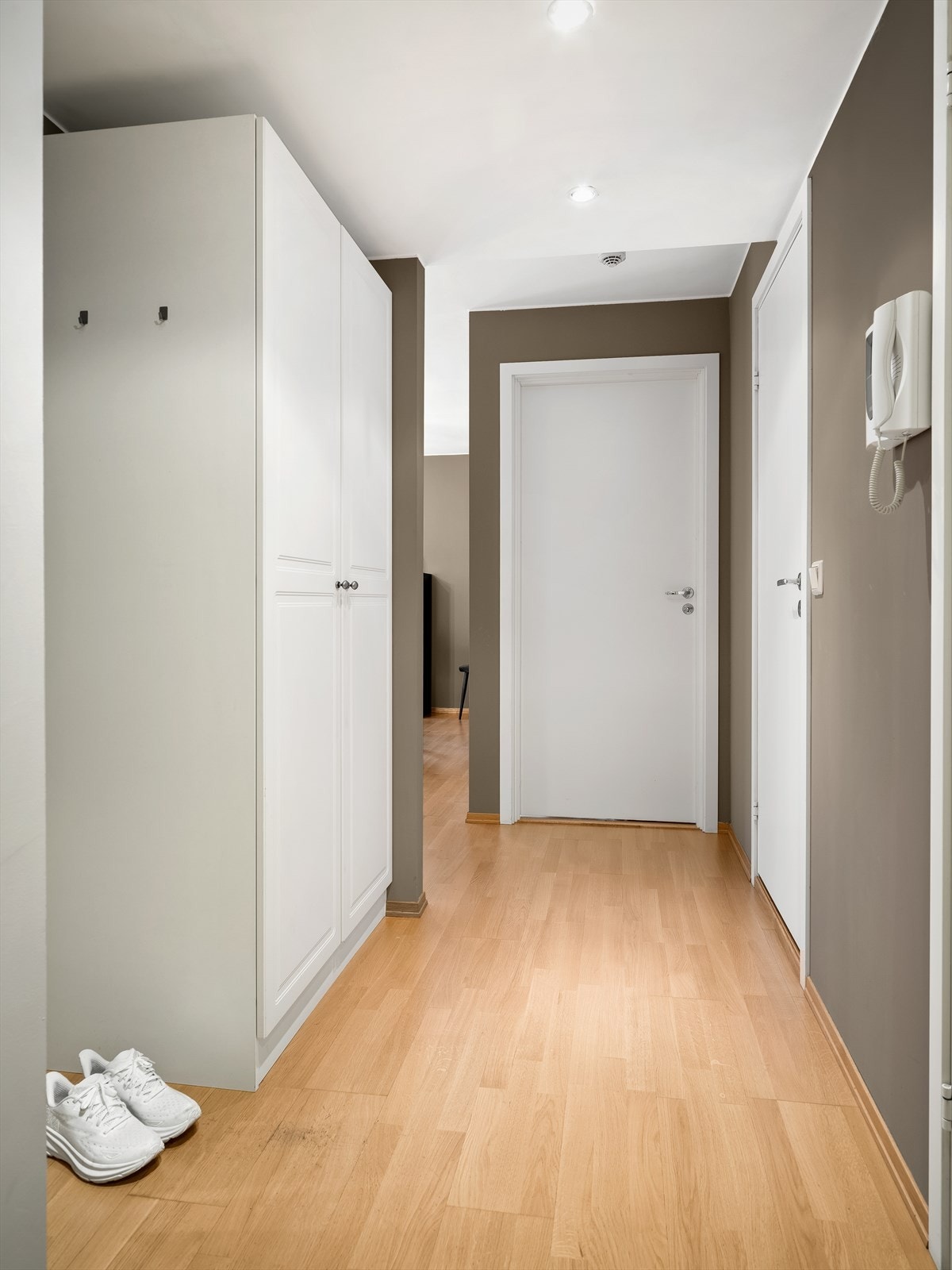 Badet og soverommet er samlet i praktisk nærhet ved entreen. Garderobeskap medfølger. Galleribilde