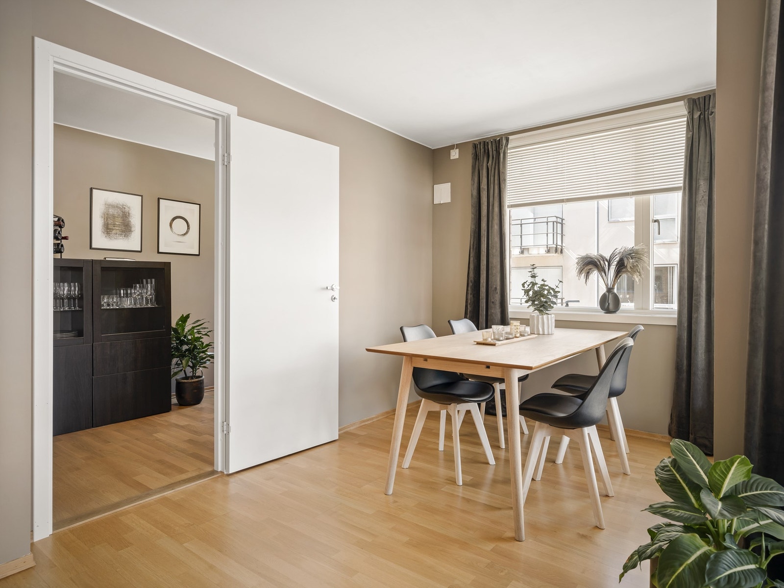 Inngang til soverom 2 fra stuen Galleribilde