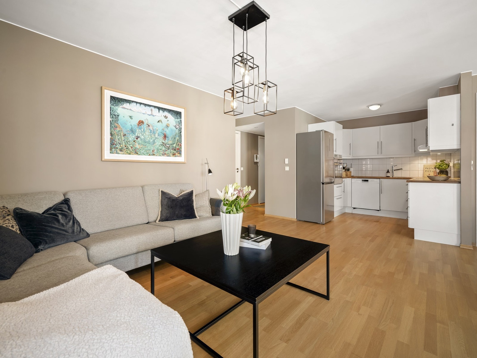 Kjøkkeninnredningen er velholdt og åpen mot stue Galleribilde