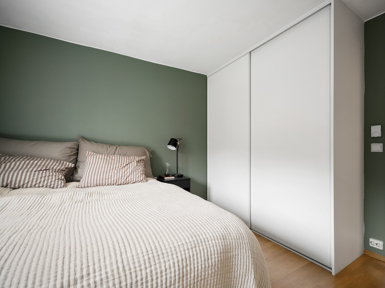 Soneinndelt gulvvarme gir mulighet for lavere temperatur i soverommet enn leiligheten for øvrig. Galleribilde