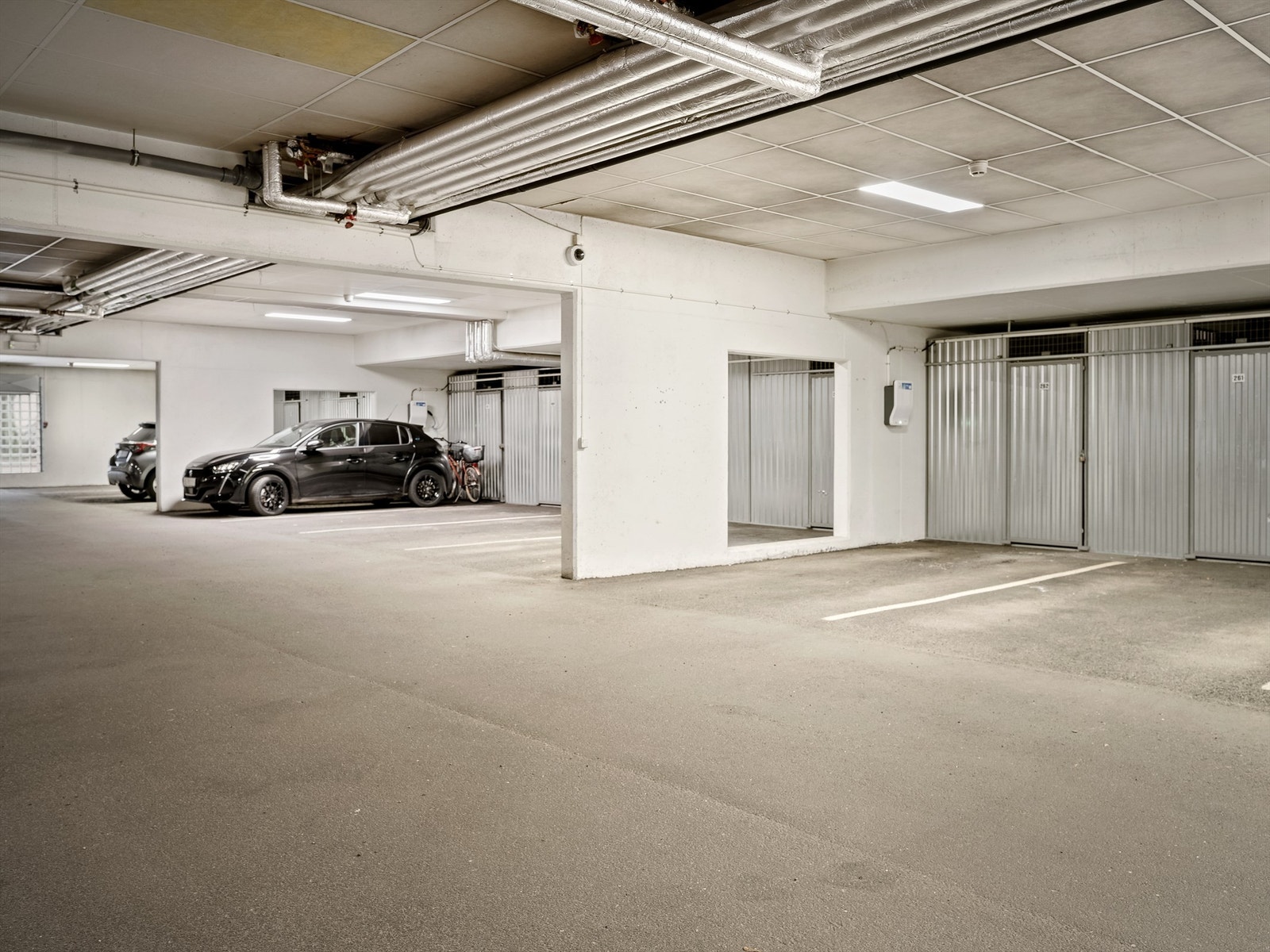 Leiligheten har fast biloppstillingsplass med lader til EL-bil og tilknyttet bod. Galleribilde