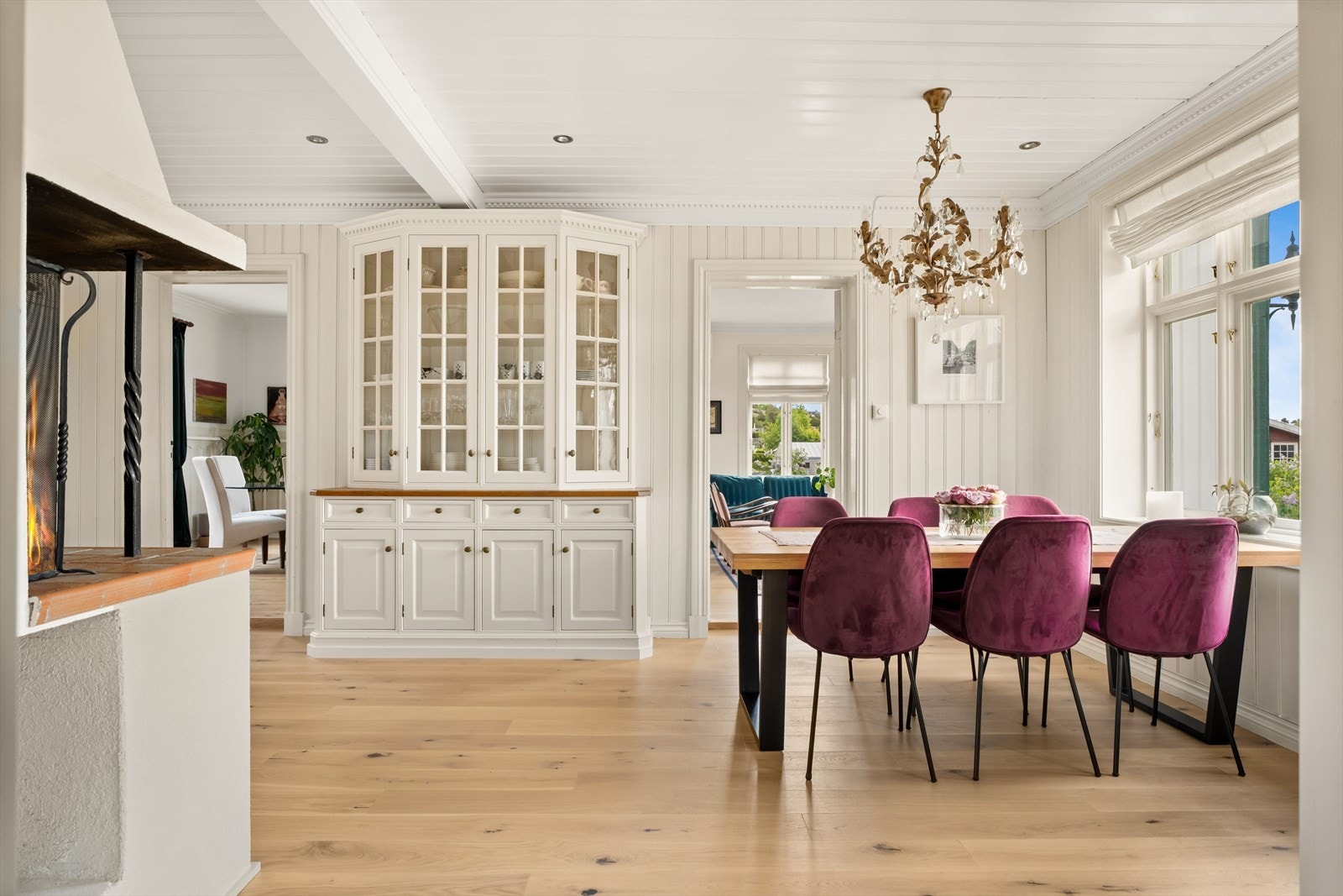 Kjøkkenet er skreddersydd på snekkerverksted i klassisk sveitserstil, med heltre benkeplate og moderne integrerte hvitevarer. Galleribilde