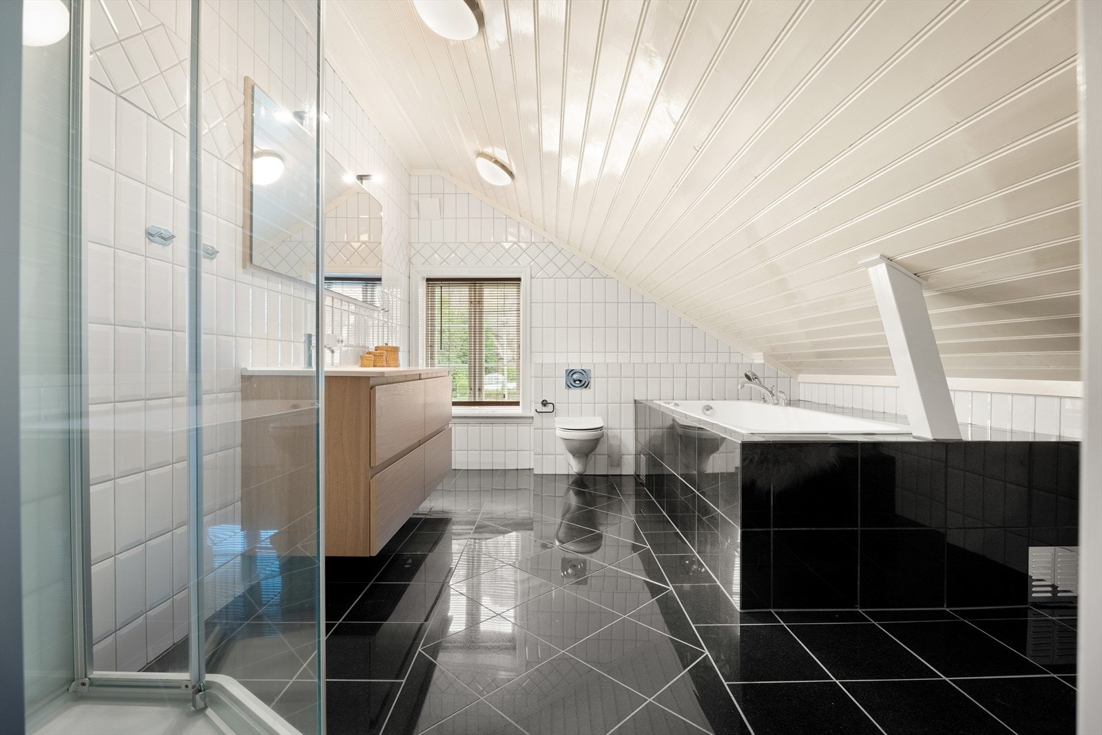 Pent bad i 2. etasje med både dusjkabinett og badekar - praktisk og stilrent rom med baderomsinnredning fra 2024. Galleribilde