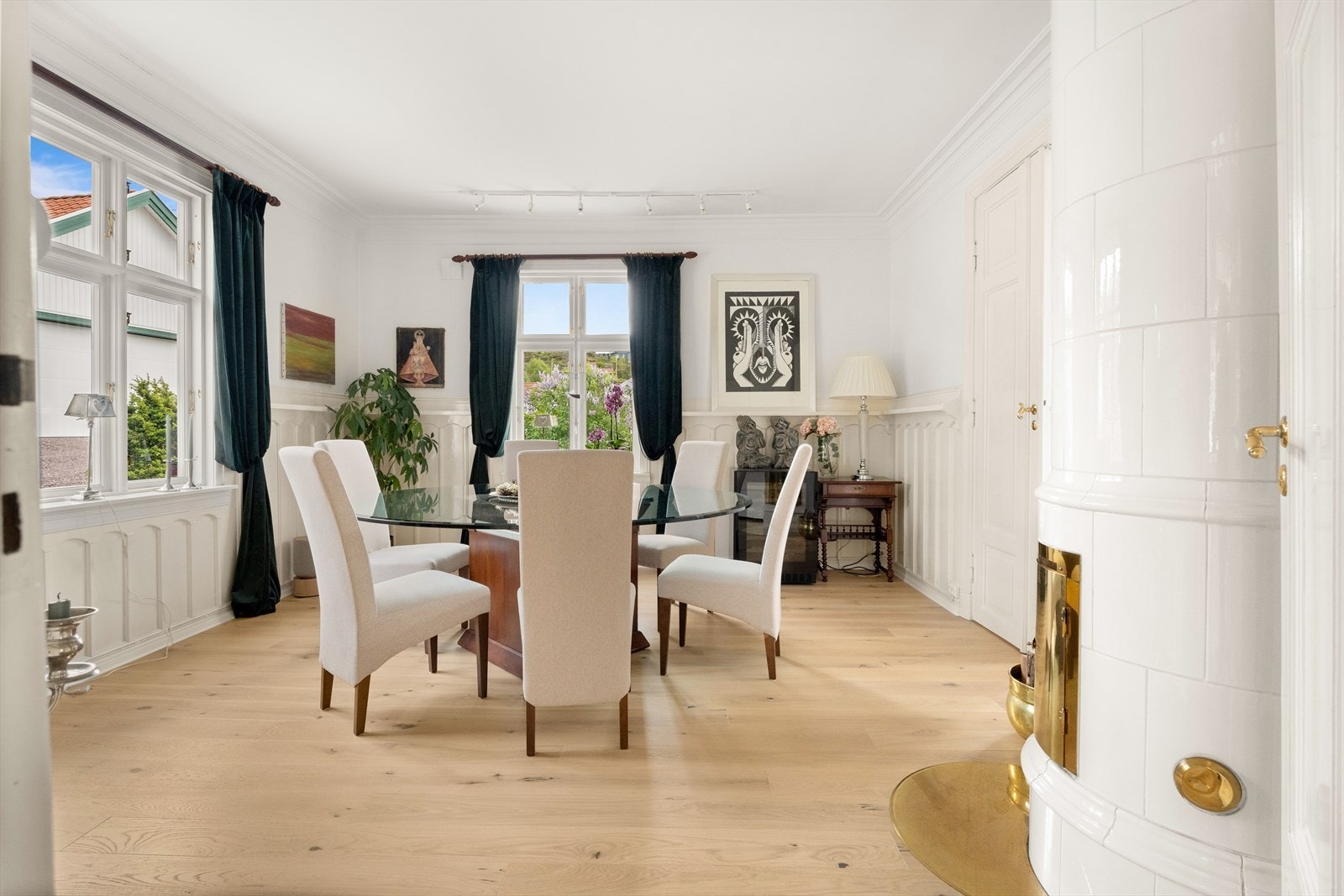 Sjarmerende spisestue med kakkelovn - et stemningsfullt rom for både hverdagsmiddag og selskap. Galleribilde