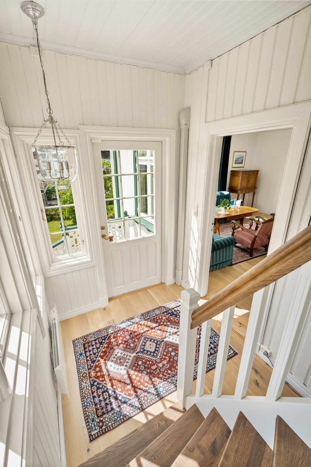 Tidløs trappeoppgang med beisede trinn. Galleribilde