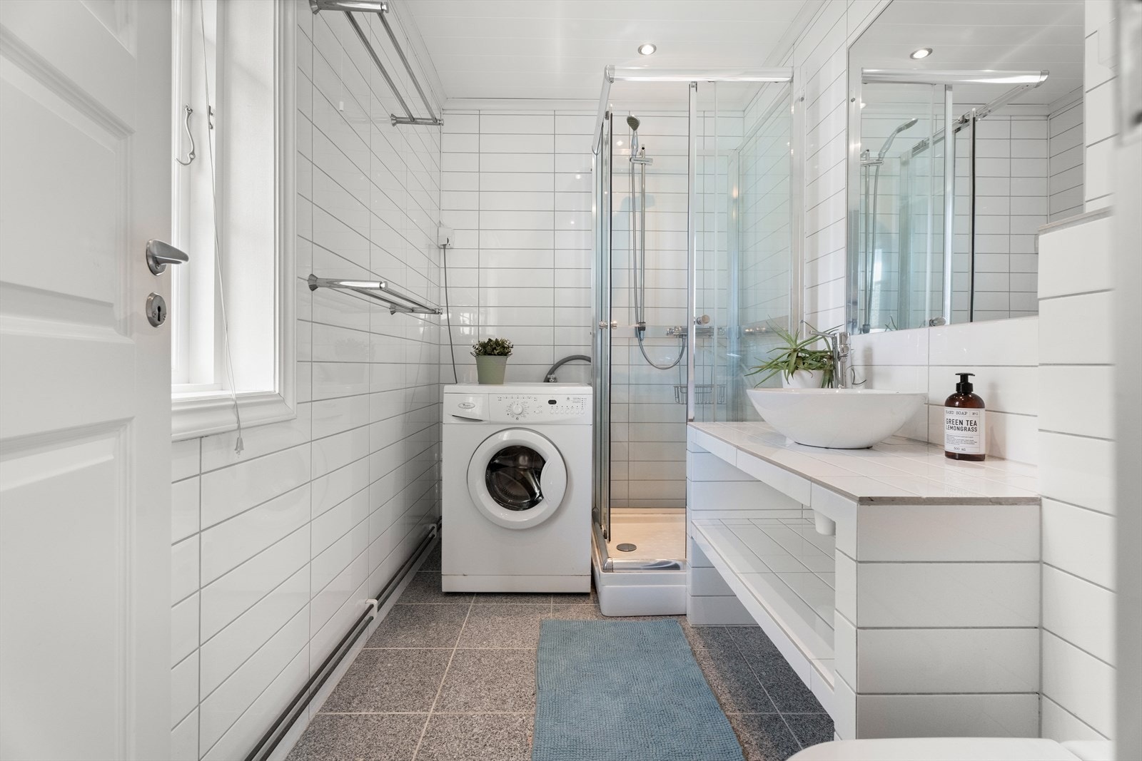 Bad med dusjkabinett, vegghengt toalett og opplegg for vaskemaskin - pusset opp ca. 2008. Galleribilde