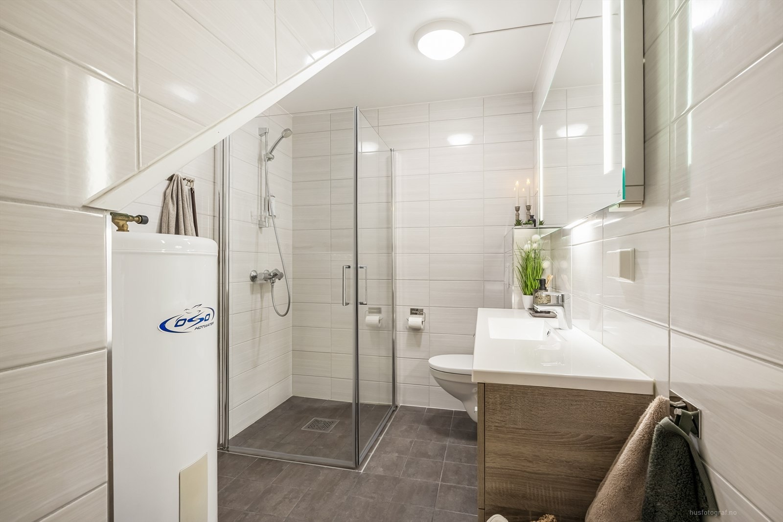 Moderne baderomsinnredning med varmekabler i gulv. Galleribilde