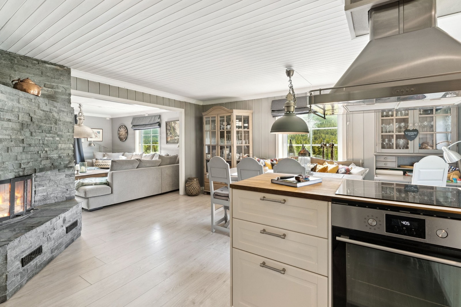 Kjøkken /stue 1 etg, åpen og luftig kjøkken og stue i ett, med store vinduer ut mot dalen og vannet. Galleribilde