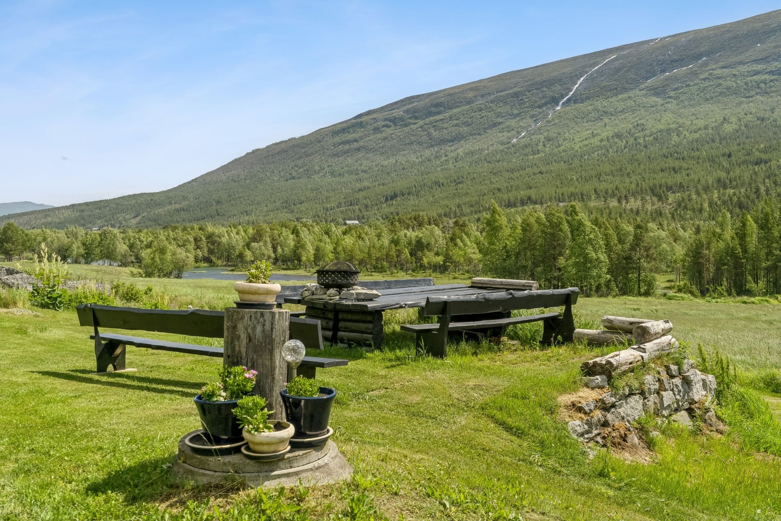 Uteplass som benyttes vinter som sommer, utrolig praktisk når barna aker langs hytten. Fin plass for bålpanne. Galleribilde