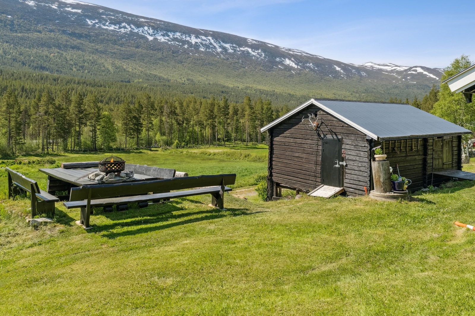 Uthus, del en i uthuset er bod, som er utstyrt med rikelige og solide hyller som står på gulv. Del to er en garasje som benyttes til ATv og sittegressklipper. Galleribilde