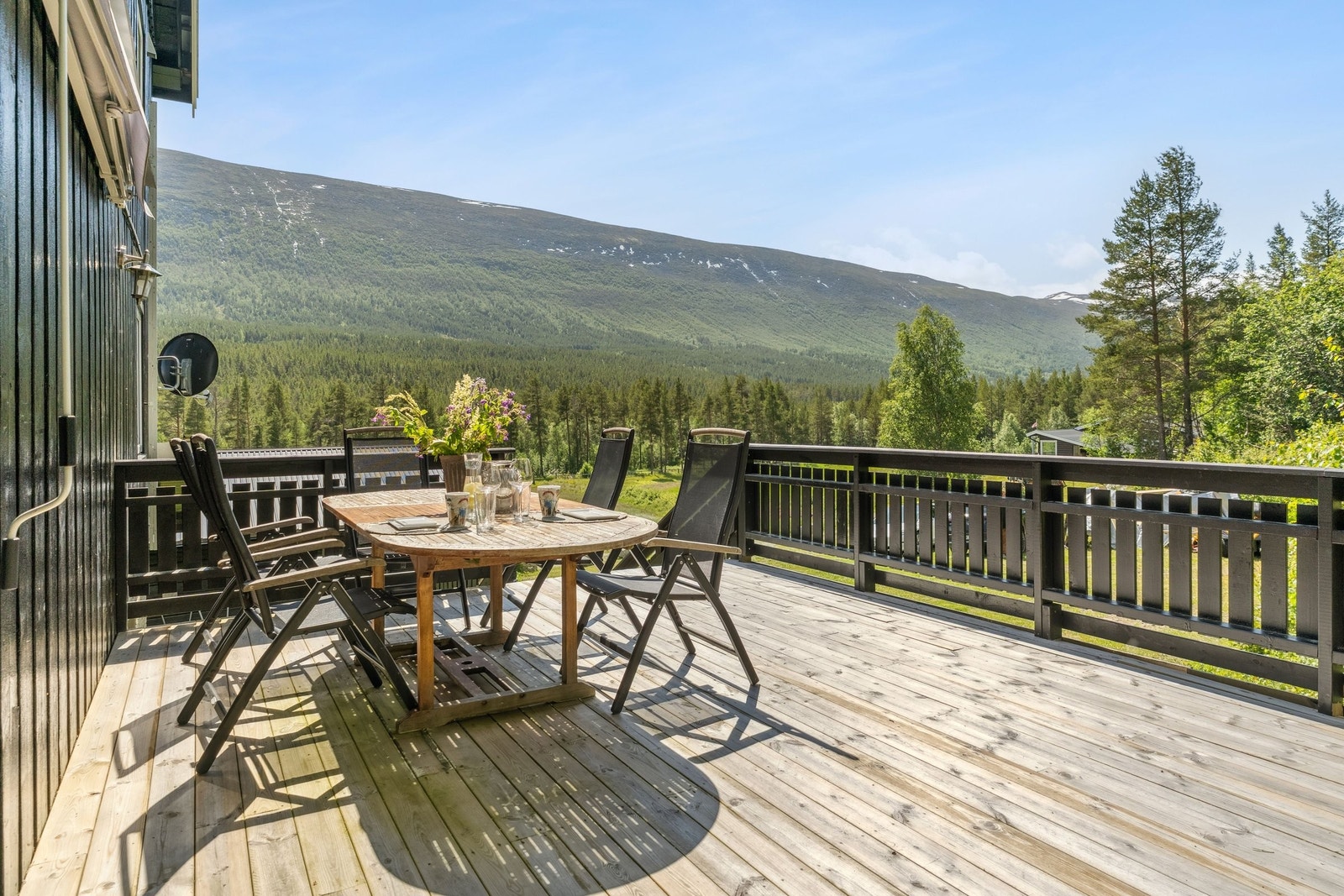 Veranda 1 etg. Her kan en nyte ettermiddag og kveld sol. Vakker utsikt til fjellheimen. Galleribilde