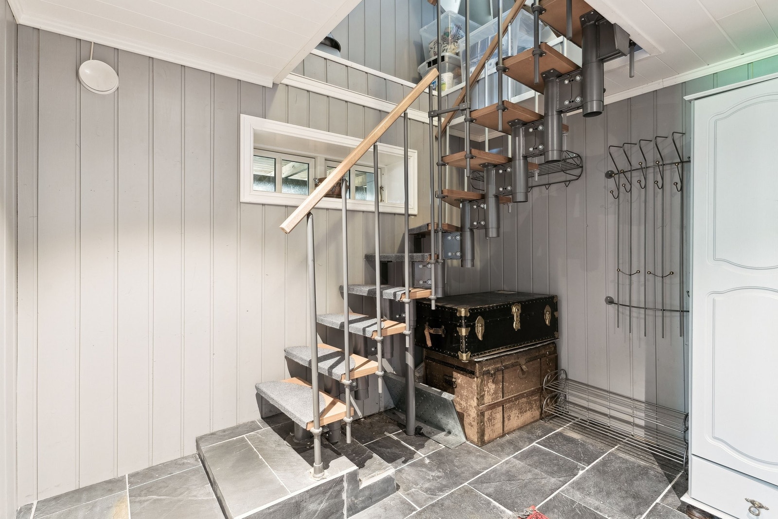 Trapp/ gang kjeller. En praktisk trapp som ikke tar mye av rommet.Videre har gangen mye skapplass for klær og sko pluss div. Galleribilde