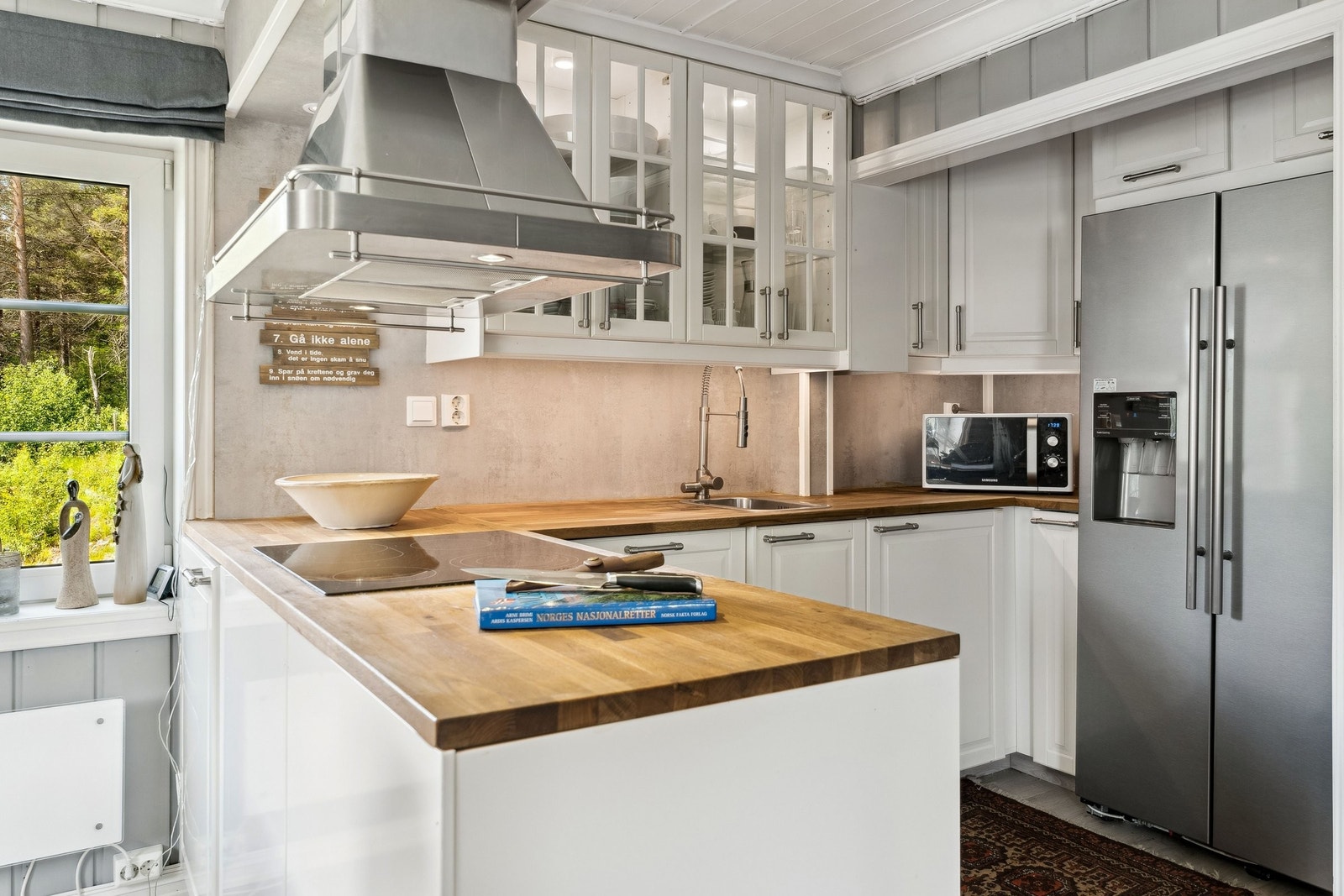 Kjøkken 1 etg, et praktisk kjøkken med oppvaskmaskin, mikroovn, kjøl og frys med vann dispenser og isbitermaskin. Galleribilde