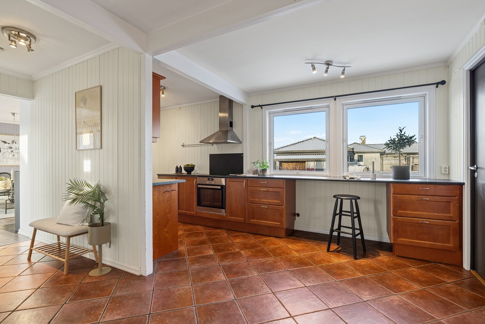 Kjøkkenet er plassert i et eget rom, et skjermet og effektivt arbeidsområde som gir ro til matlagingen. Galleribilde