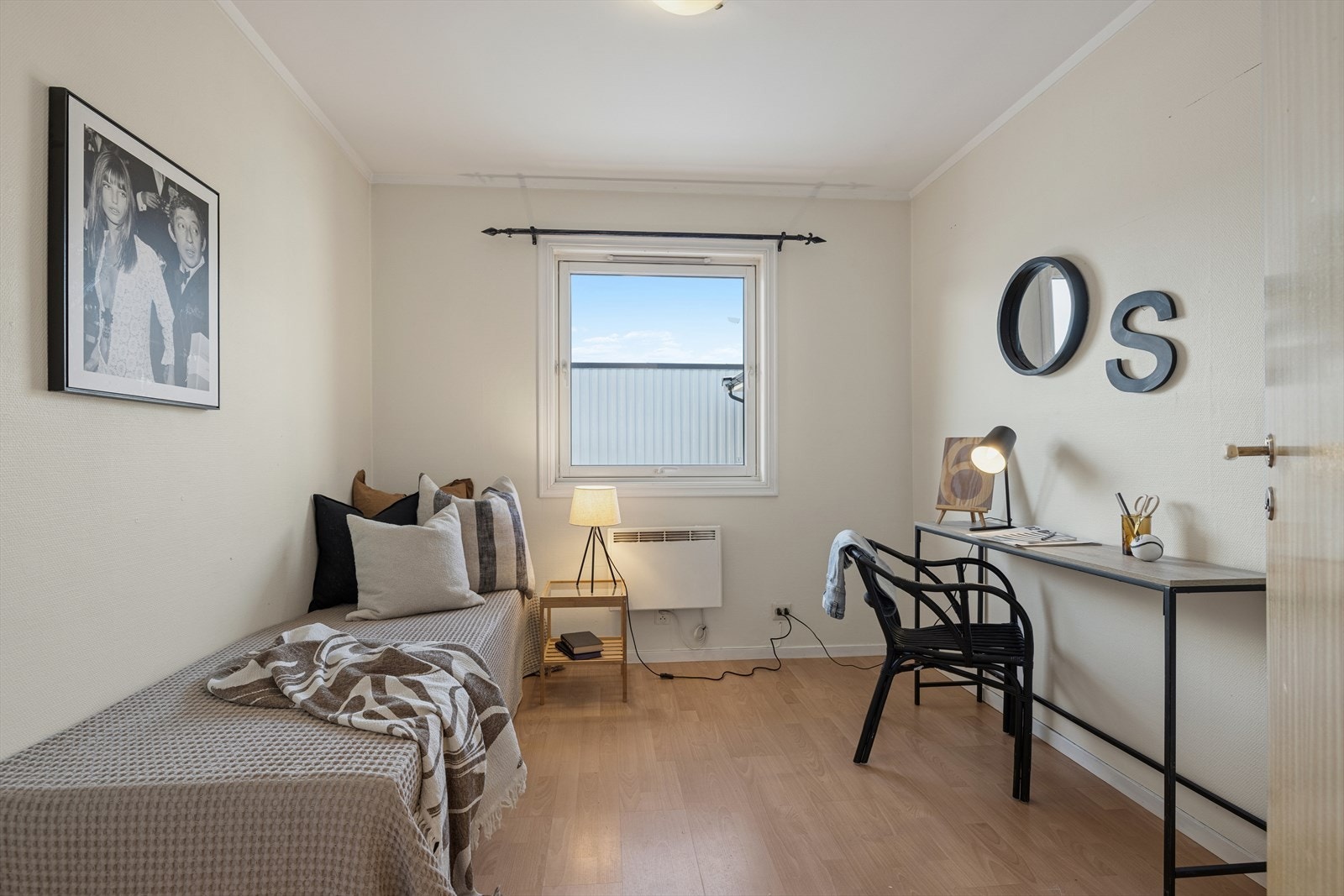 Soverom III - Et lyst og anvendelig rom som kan brukes til det meste, enten som kontor, gjesterom eller barnerom. Galleribilde