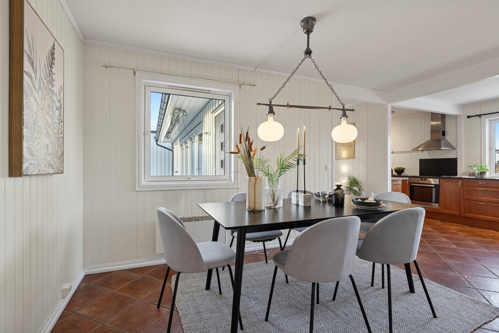 Lys og stilren spisestue med god plass til et spisebord og komfortable stoler. Galleribilde