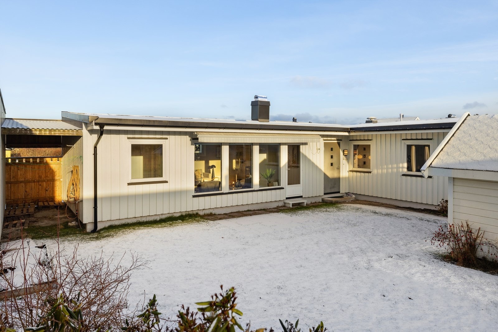 Uteområdet som tilhører denne boenheten er andelseiers ansvar å holde i orden. Vedlikehold av fellesområder, som for eksempel plenklipping og snørydding, dekkes gjennom felleskostnadene Galleribilde