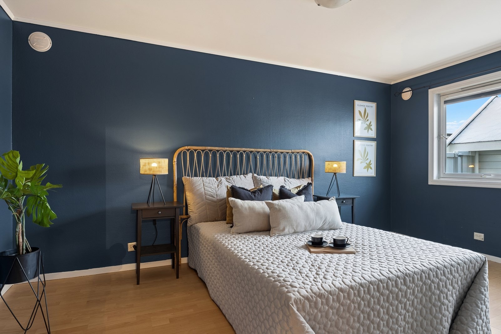 Soverom I - Et stort og funksjonelt hovedsoverom med god plass til dobbeltseng og garderobeskap for optimal oppbevaring. Galleribilde