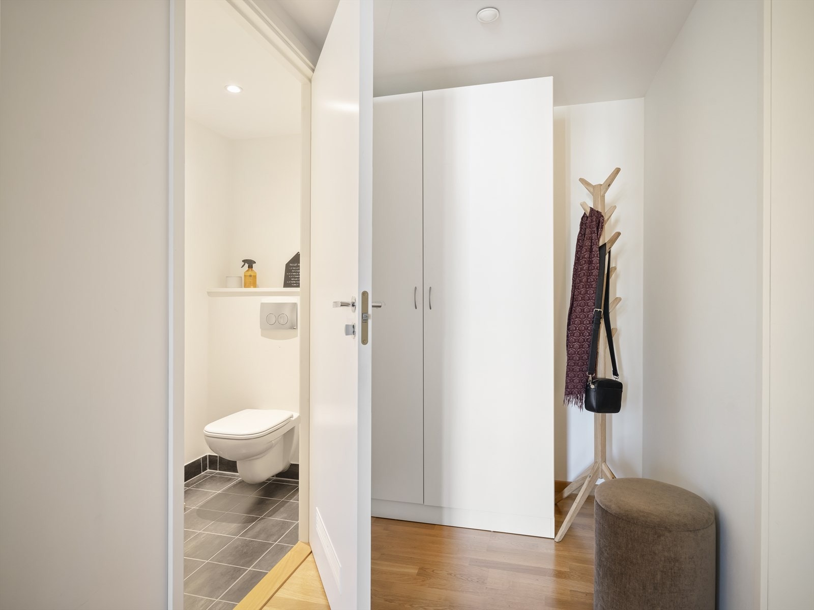 Toalettrom i tilknytning entre, plass til garderobe Galleribilde