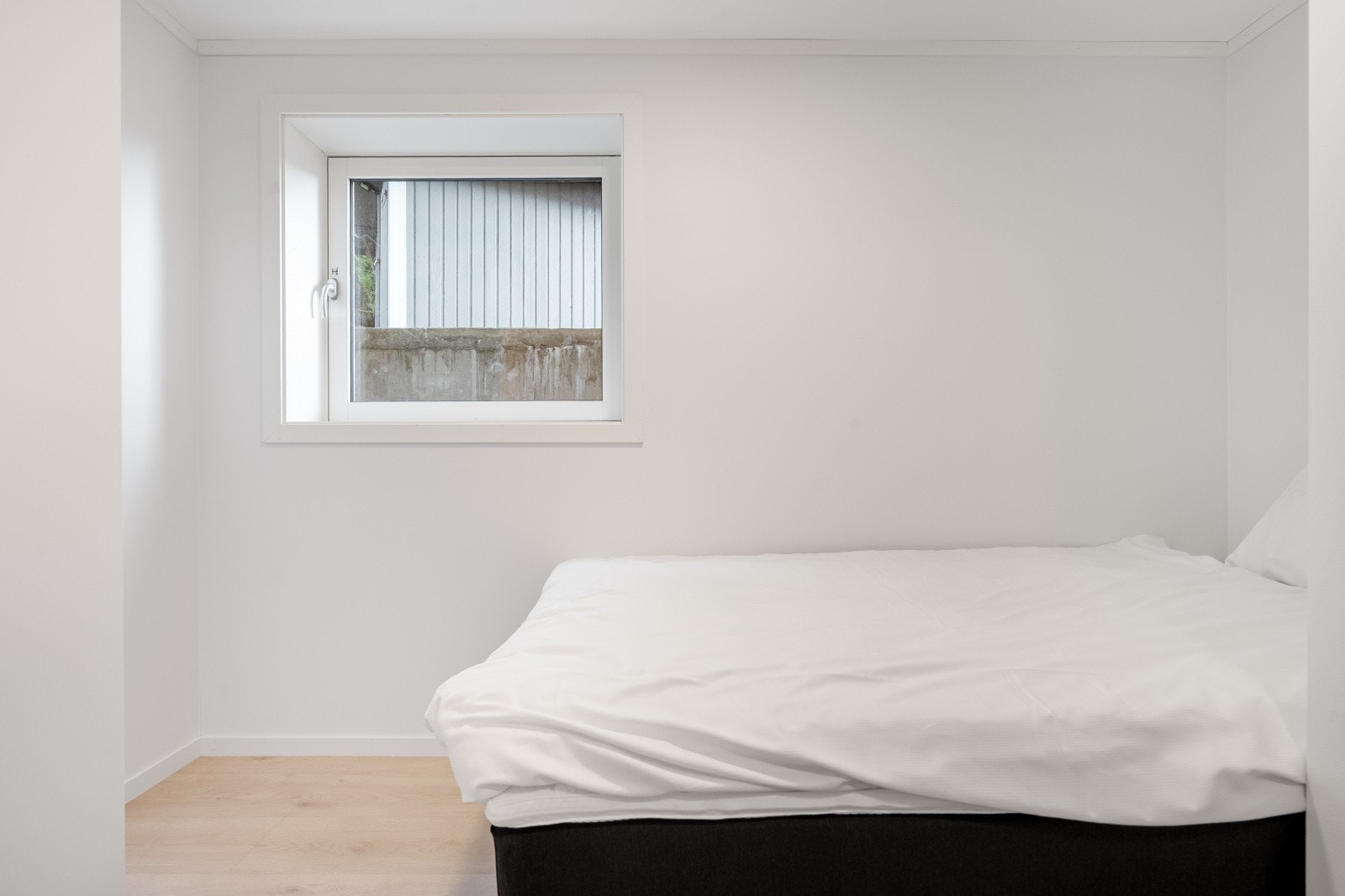 Soverom med garderobeskap og 120seng Galleribilde