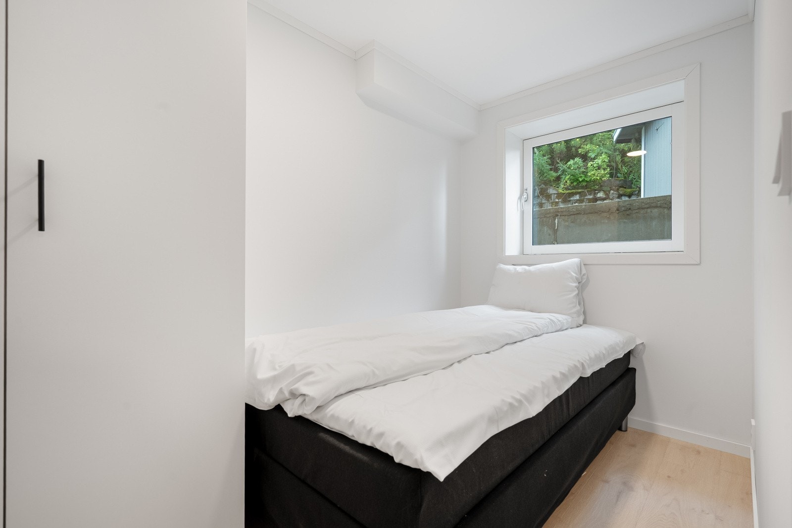 Soverom med garderobeskap
Seng medfølger ikke. Galleribilde