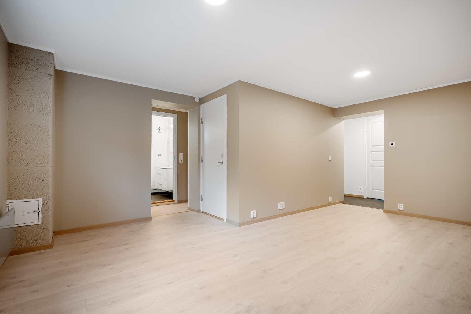 Romslig stue med god plass til blandt annet sofa, spisebord og skrivepult Galleribilde