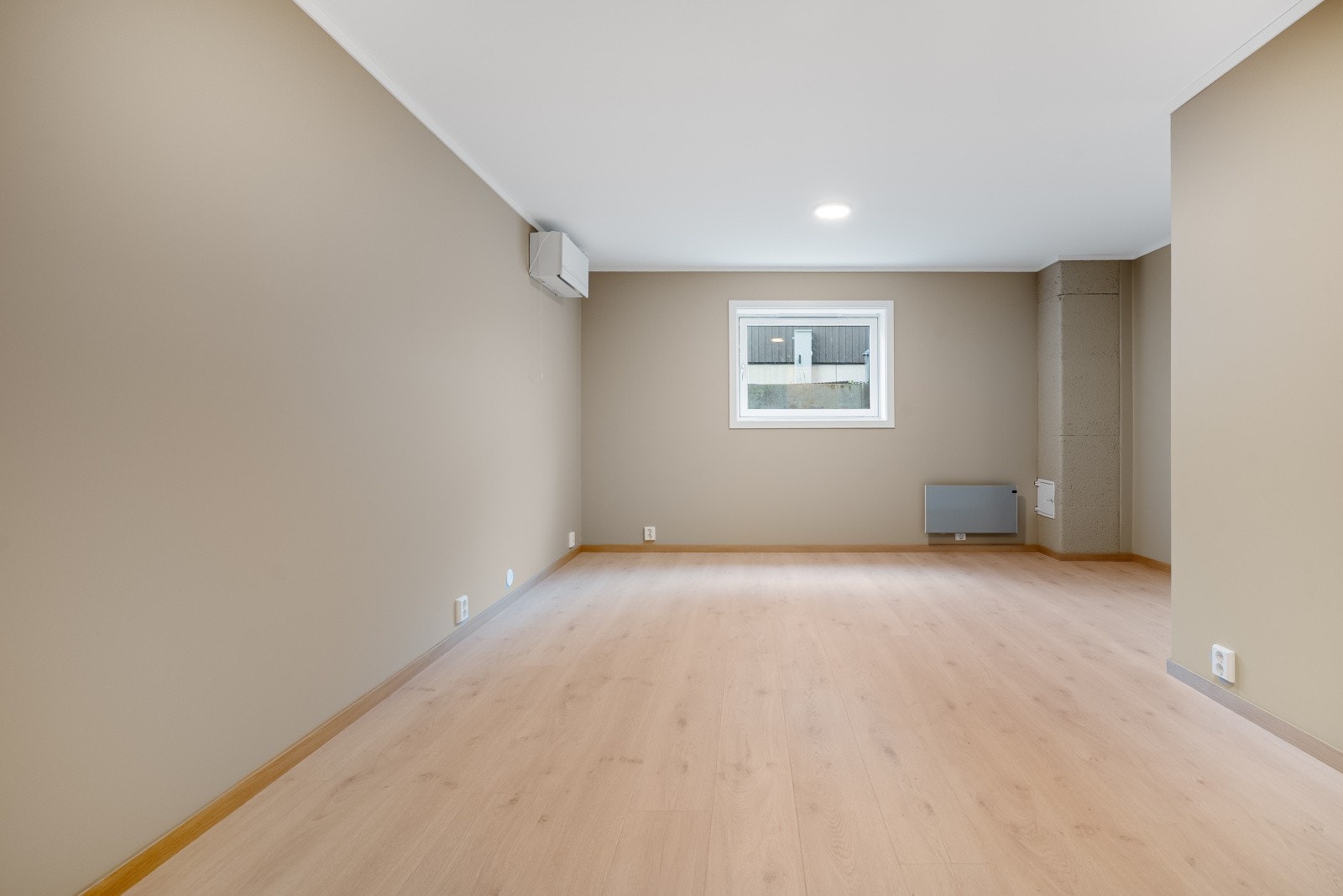 God plass og rikelig med stikkkontakter Galleribilde