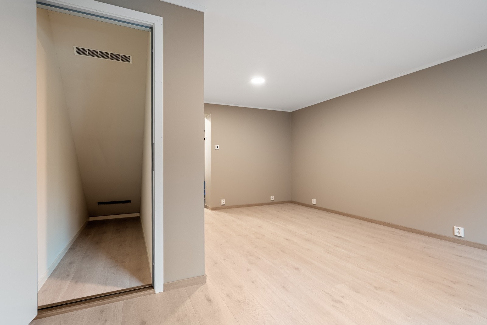 Innvendig bod med inngang fra stuen Galleribilde