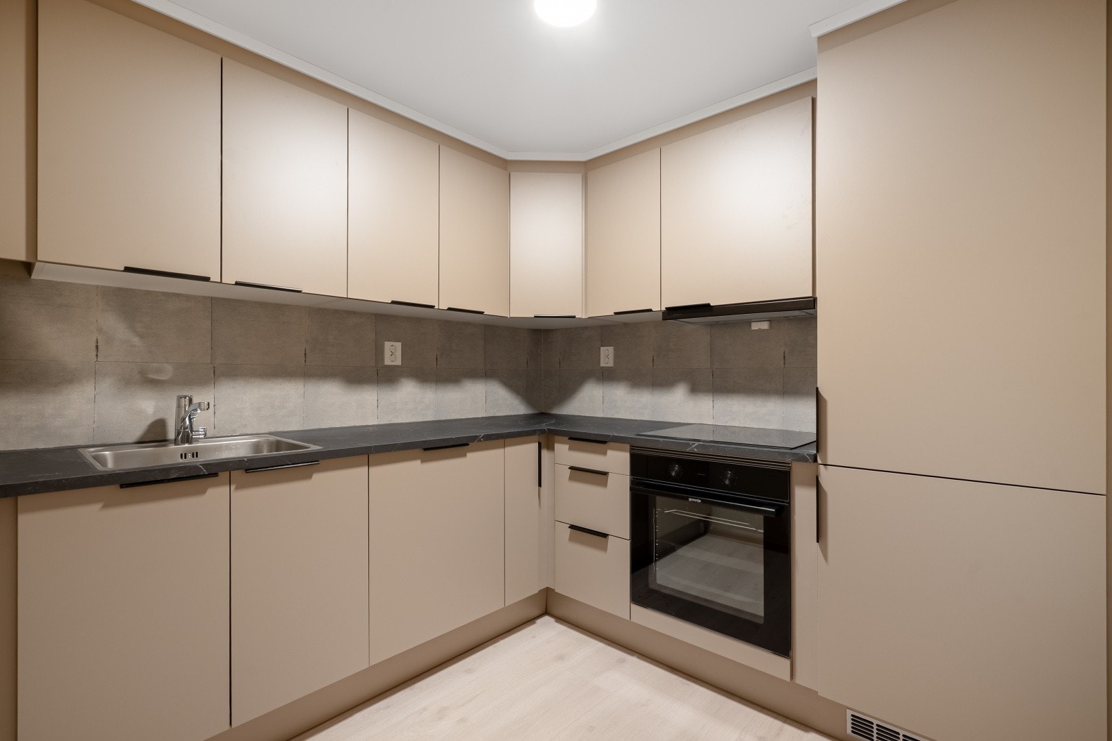 Kjøkken med integrerte hvitevarer Galleribilde