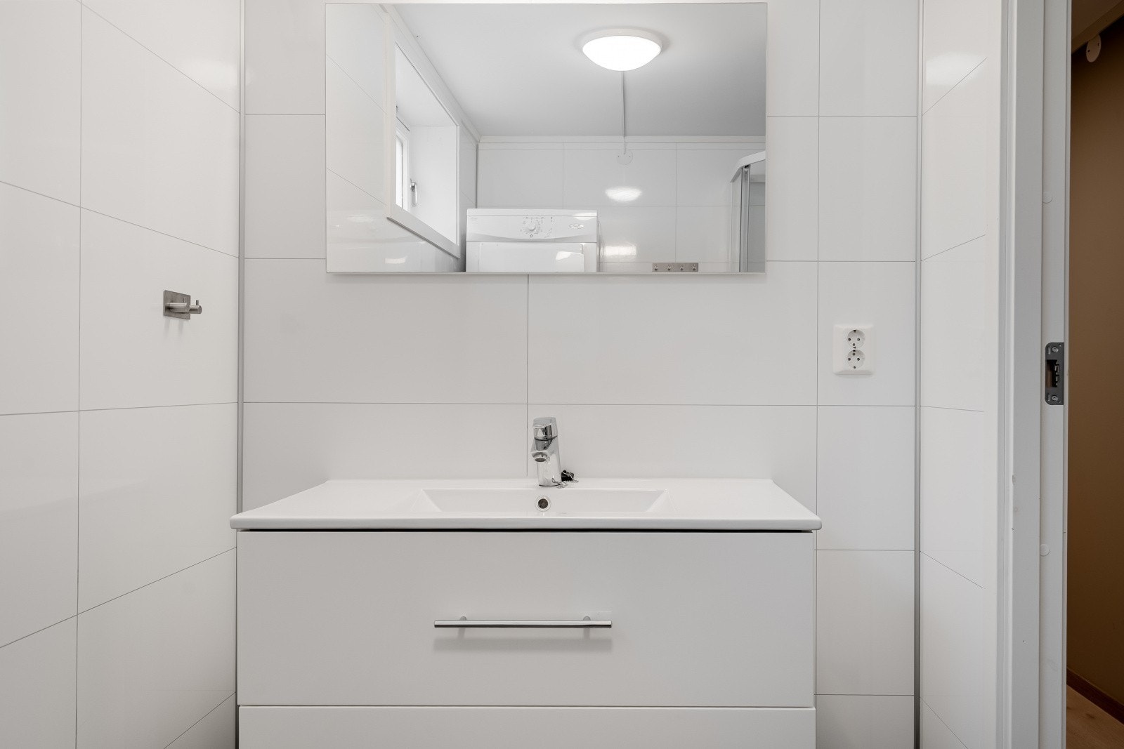 Romslig servant med skuffe og speil. Galleribilde