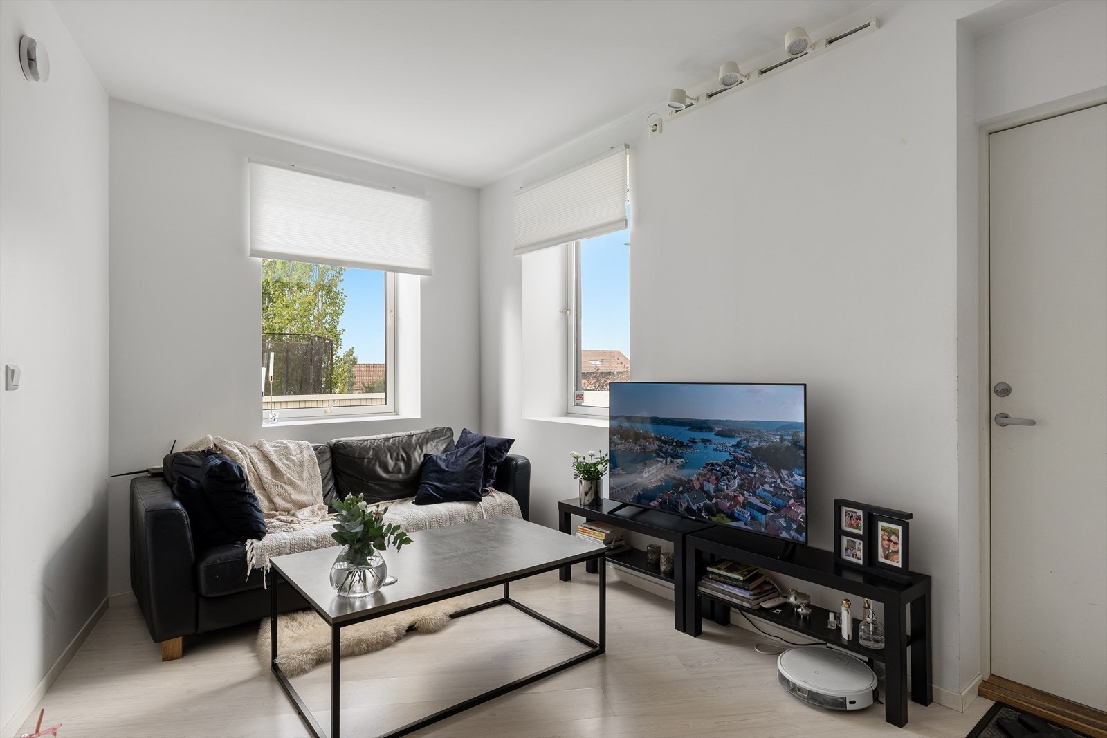 Lys og trivelig stue med vinduer i to retninger som gir godt med dagslys Galleribilde