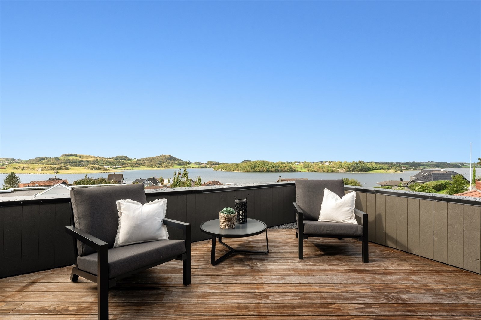 Romslig terrasse med nydelig utsikt over fjorden - et perfekt sted for å nyte solrike dager og rolige stunder utendørs Galleribilde