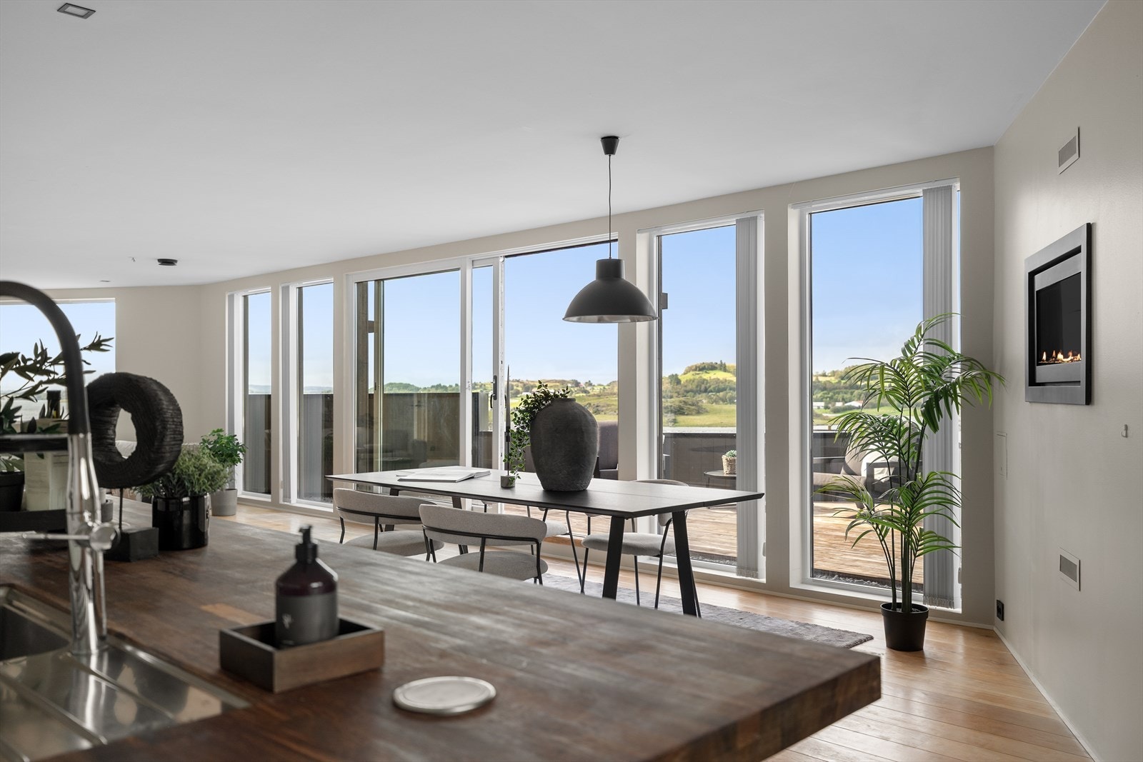 Fra spiseplassen har man direkte utgang til en solrik terrasse med flott utsikt over fjorden og de grønne omgivelsene. Galleribilde