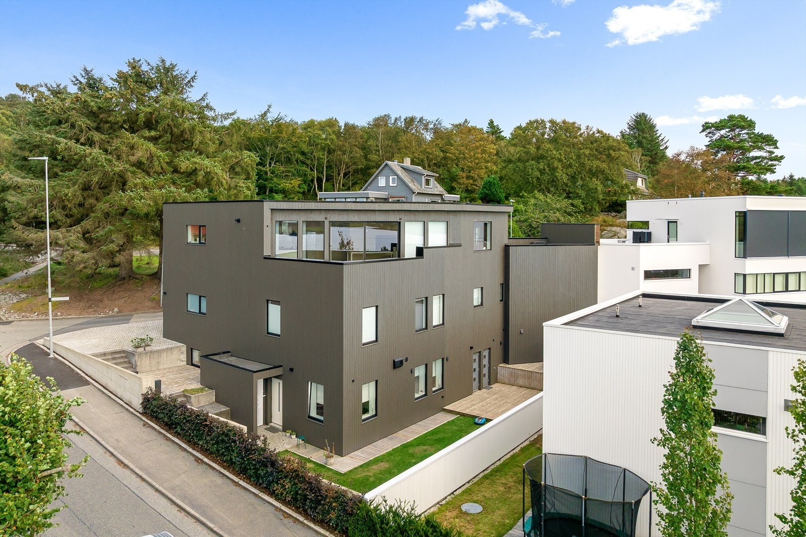 Fantastisk beliggenhet med nydelig utsyn over nærområdet og sjøen. Galleribilde