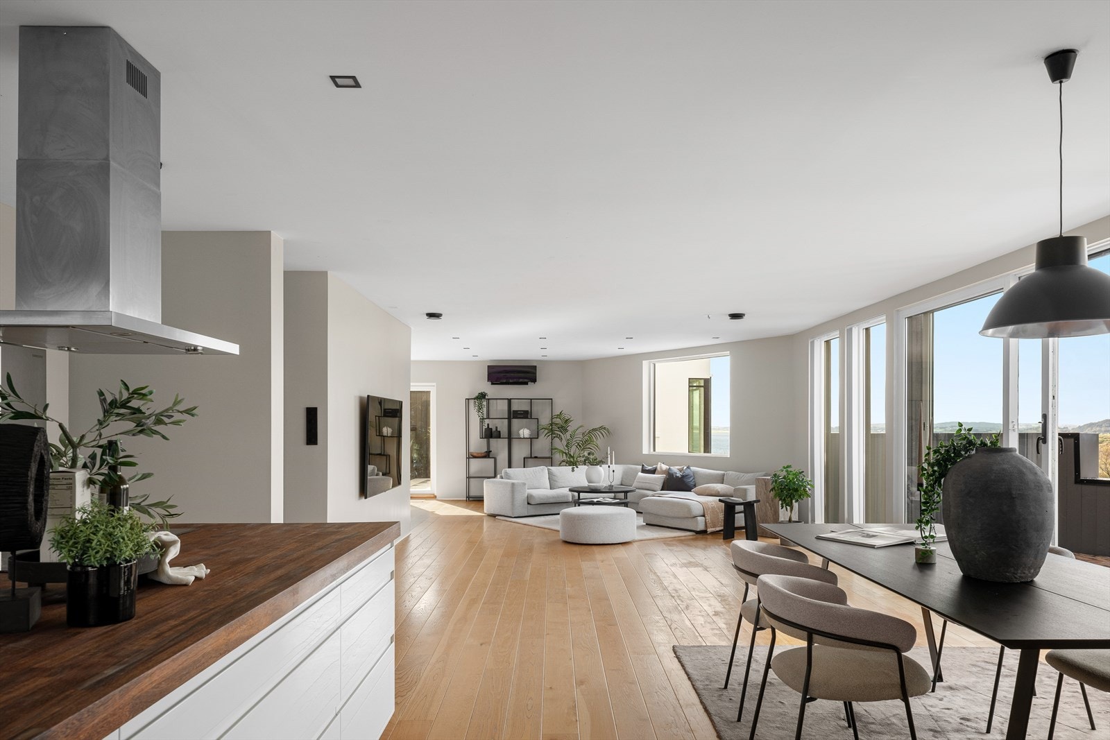 Luftig planløsning med god plass til både sofagruppe og spiseplass, perfekt for sosiale sammenkomster. Galleribilde