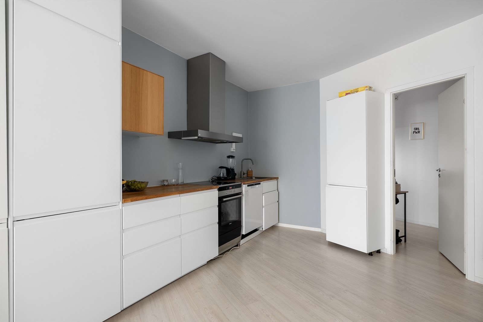 Moderne kjøkken med lyse fronter, integrerte hvitevarer og god arbeidsplass Galleribilde