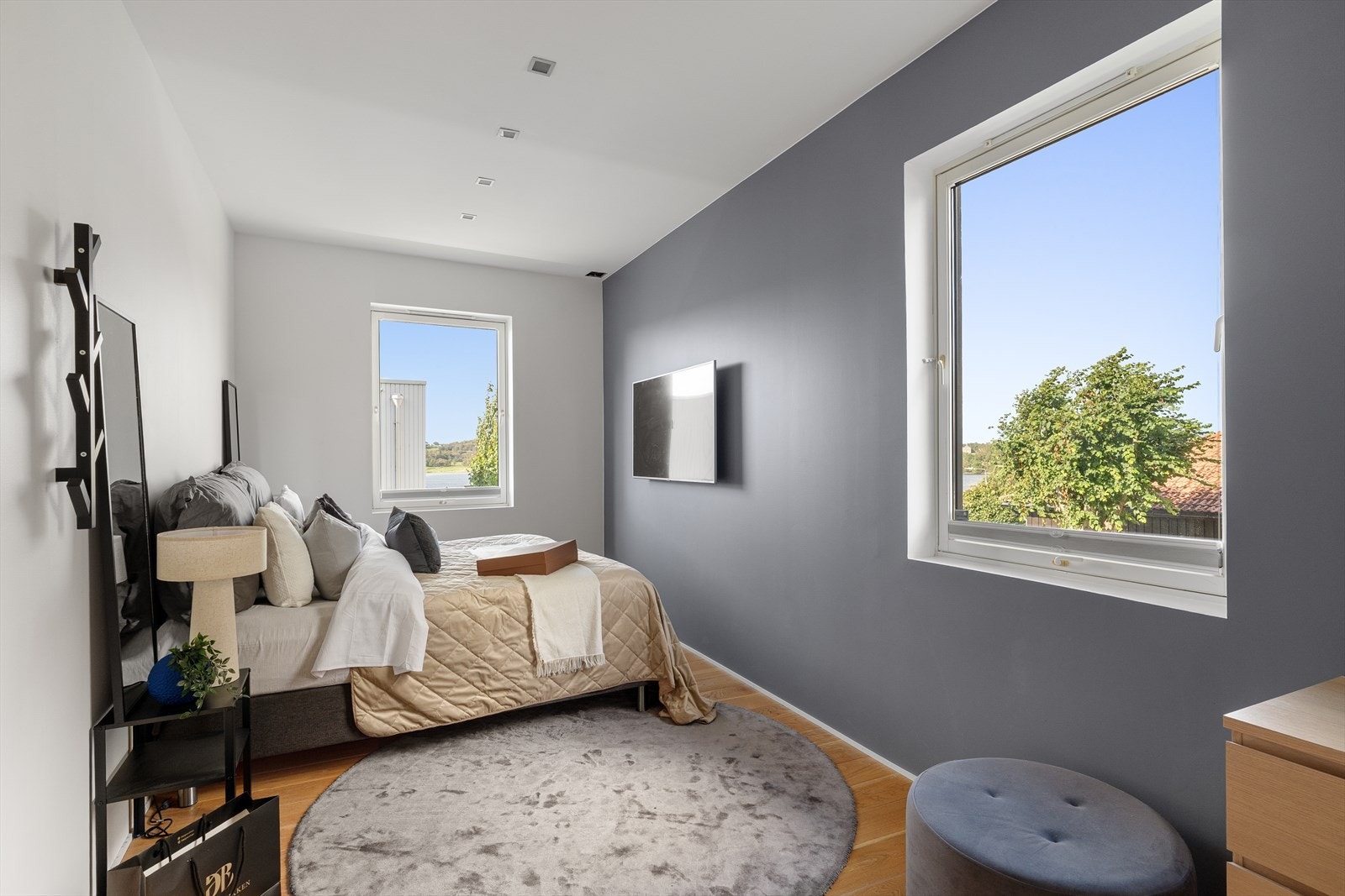 Innbydende hovedsoverom med store vinduer som slipper inn mye dagslys og gir utsyn til grønne omgivelser. Galleribilde