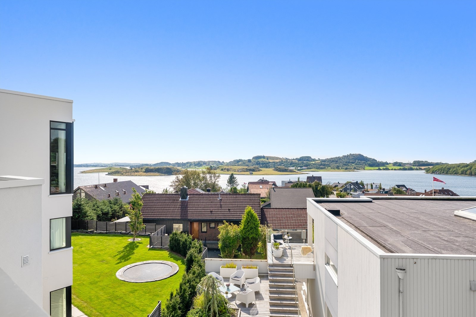 Herlig utsikt over nærområdet og mot sjøen - et luftig og åpent bomiljø. Galleribilde