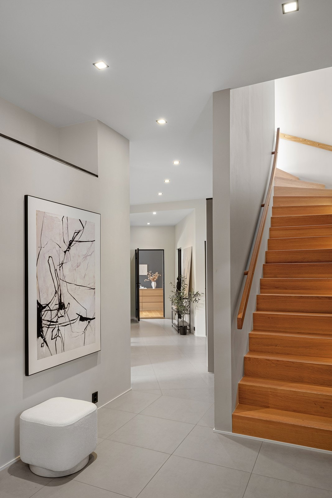 Lys og romslig gang med trapp som leder opp til andre etasje. Galleribilde