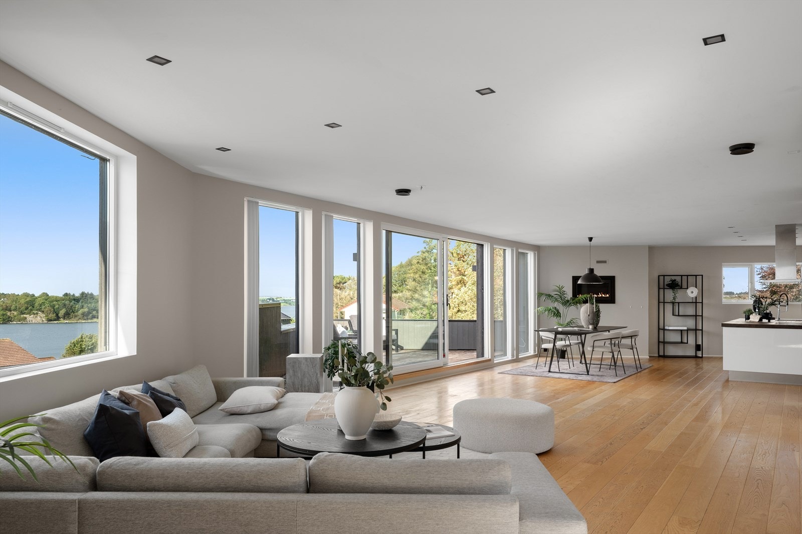 Boligen har en moderne og åpen planløsning med stue og kjøkken i ett, samt direkte utgang til terrasse. Galleribilde