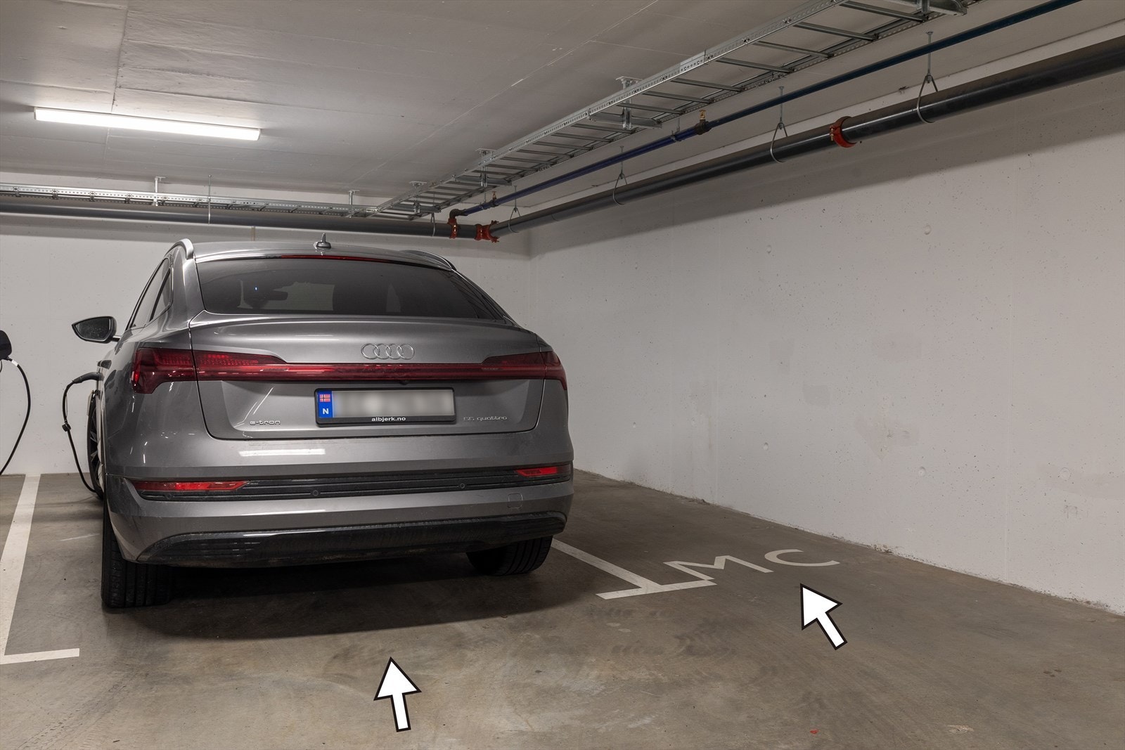 Medfølger en parkeringsplass for bil og en parkeringsplass for MC Galleribilde