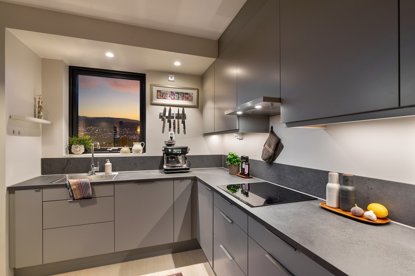 Kjøkkenet er utstyrt med integrerte hvitevarer som ovn, micro, koketopp, oppvaskmaskin og kombiskap Galleribilde