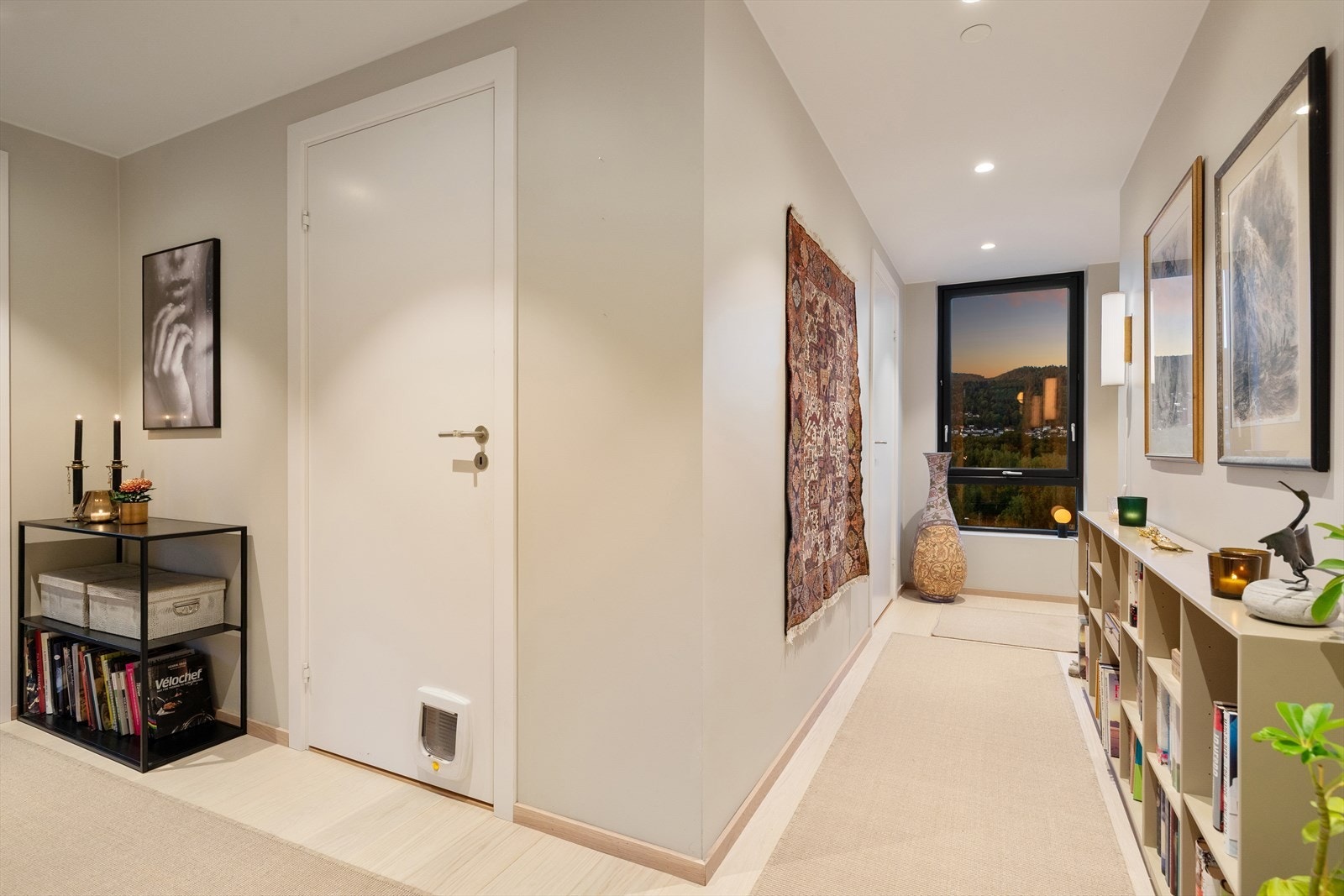 Praktisk entré med gode oppbevaringsmuligheter Galleribilde