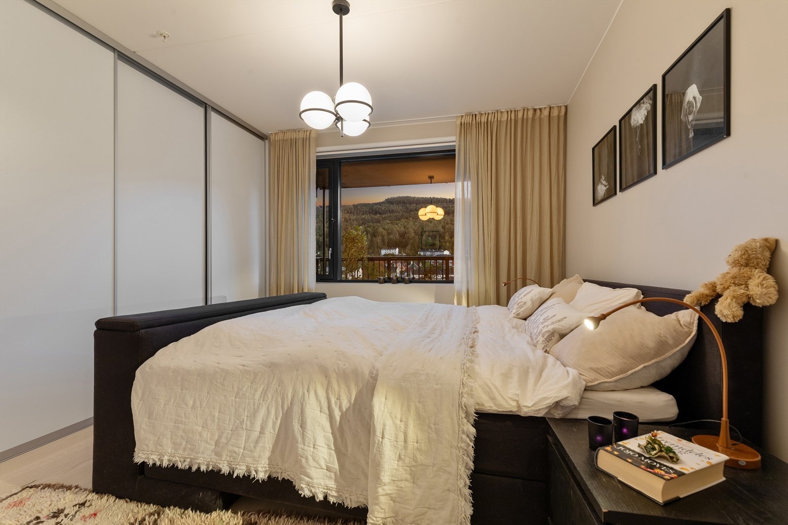 Lunt og romslig hovedsoverom Galleribilde