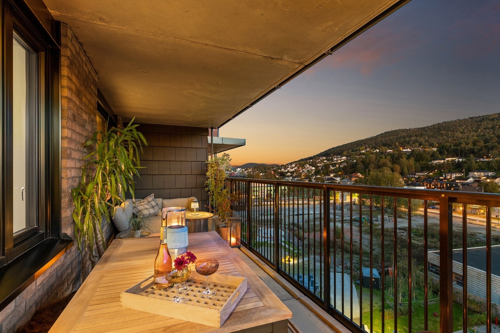 Balkongen har gode møbleringsmuligheter Galleribilde