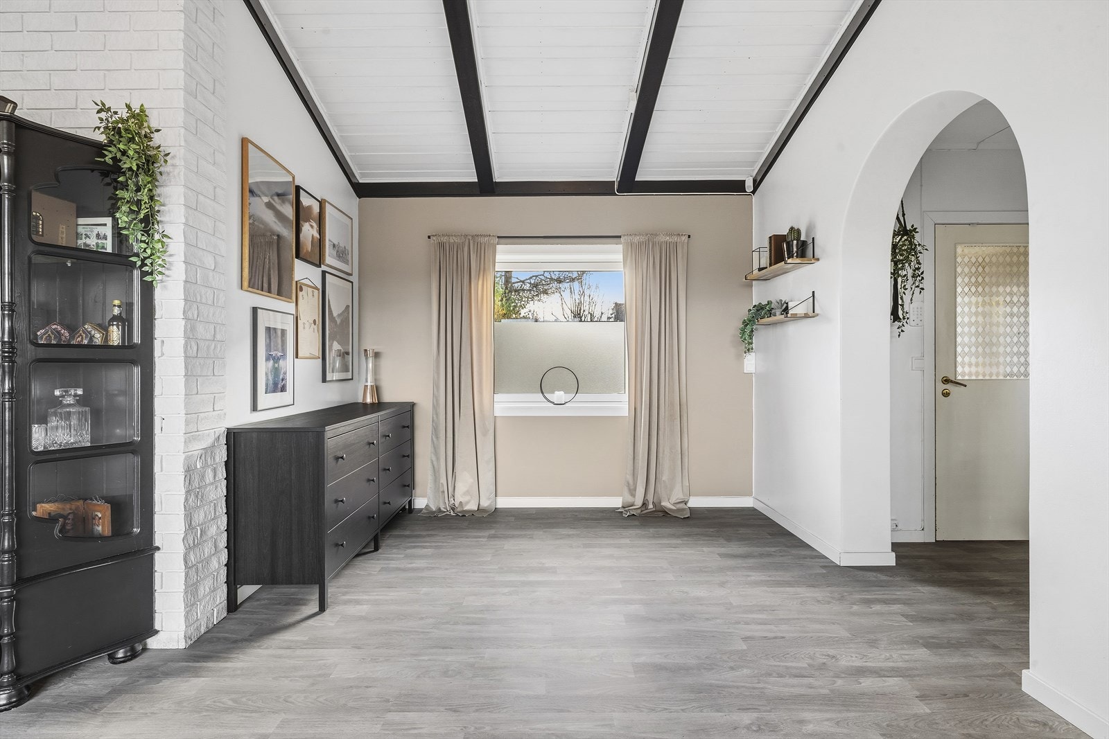 Gode plass for spisestuemøblement Galleribilde