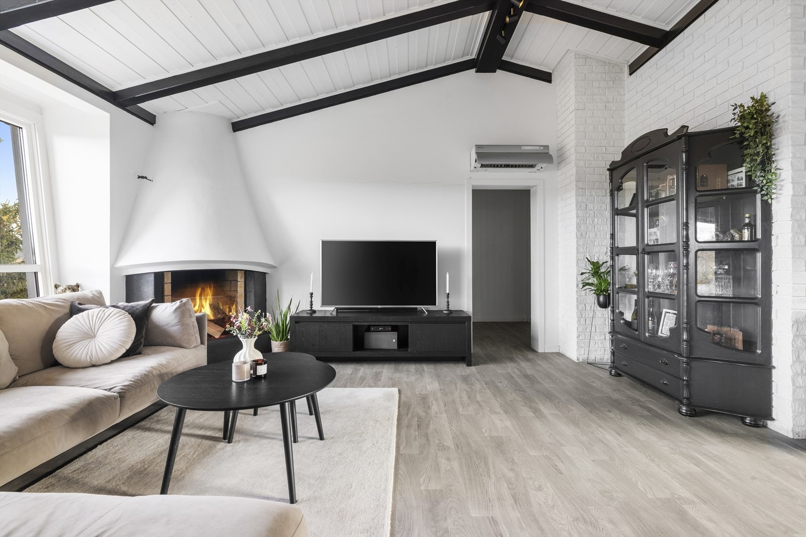 Murt peis og varmepumpe i stuen. Galleribilde