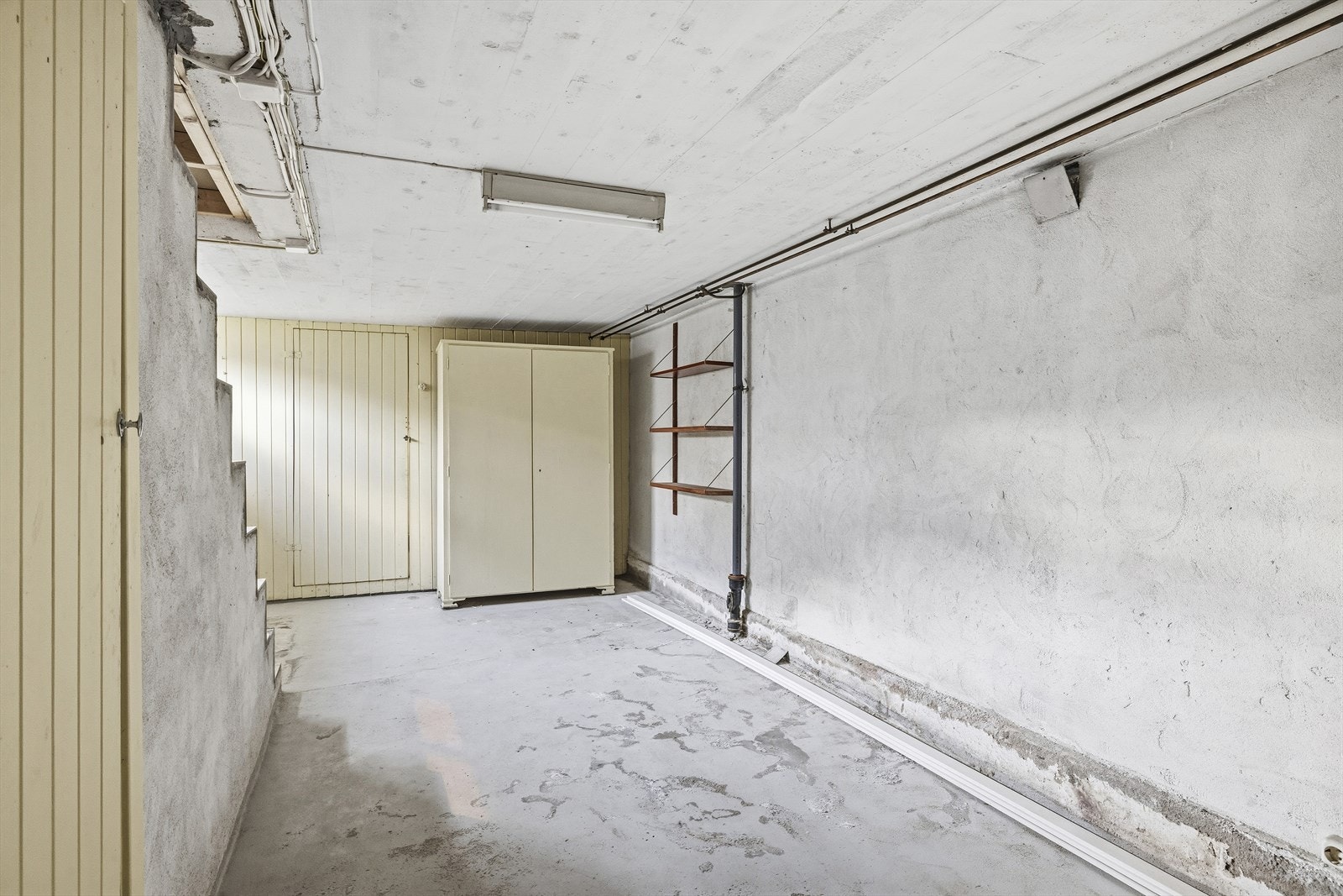 God bodplass i uinnredet del av kjelleren. God takhøyde og mange bruksmuligheter. Galleribilde